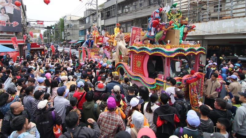 大甲媽回家了！湧入「80萬信眾」熱烈迎接