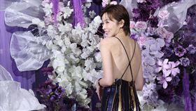 王瞳穿著紫色條紋的細肩帶洋裝搭配金色外套出席賴慧如婚禮。（圖／記者鄭孟晃攝影）
