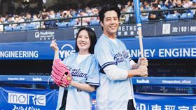 ▲《我們這一攤2》苗可麗、胡宇威，為富邦悍將開球。（圖／富邦悍將提供）