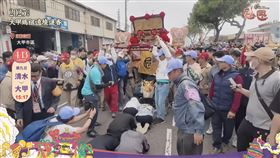 ▲轎班人員貼心舉高神轎讓輪椅人士能鑽轎底祈福。（圖／翻攝自大甲鎮瀾宮YouTube頻道）