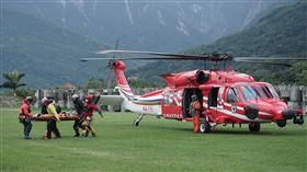 花蓮消防攜手空勤  運送奇萊東稜山友遺體下山59歲李姓山友日前跟團攀登奇萊東稜路線，遇降雪倒臥山徑，被發現時已無呼吸心跳。空勤總隊與花蓮縣消防局聯手救援，受天候影響，21日上午再由黑鷹直升機載8名搜救人員上山，歷經5天任務順利完成，搜救人員也都平安下山。中央社記者張祈攝  114年3月21日