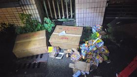 陳男放完煙火後留下滿地垃圾，行為相當沒品。（圖／翻攝畫面）