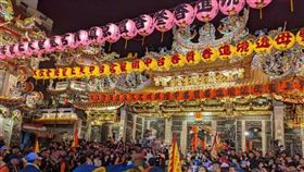 台中大甲鎮瀾宮媽祖遶境活動。13日鎮瀾宮廟前廣場入夜後開始有信徒聚集，觀看陣頭與宮廟進香。中央社記者蘇木春攝 114年4月14日