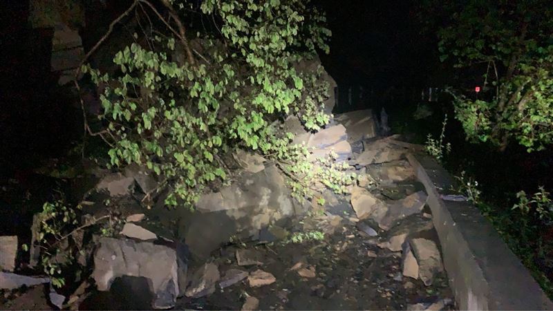 山路坍方…遊客困高雄七坑溫泉！15人待援