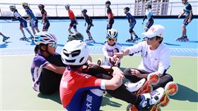 ▲「滑輪溜冰天后」楊合貞(右)指導大灣高中滑輪溜冰選手。（圖／臺南市體育局提供提供）