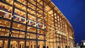 大阪世博 大屋頂環夜間打燈大阪世博會場最具象徵性的木造建築「大屋頂環」白天看氣勢宏偉，晚上打燈後又是另一番風情。中央社記者楊明珠大阪攝  114年4月14日