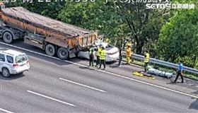 新／國3嚴重車禍!轎客衝砂石車底死傷不明(圖/國道即時影像)