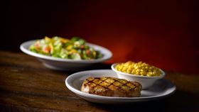 Texas Roadhouse德州鮮切牛排,厚切無骨豬排(業者提供)