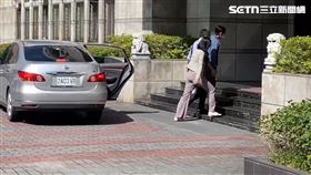 ▲罷免吳沛憶領銜人劉思吟丈夫等人被帶回台北市調查處。（圖／翻攝畫面）