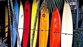 ▲ 茂宜島建築師提出一項利用報廢衝浪板製作建築模組的創意方案，打造低碳、永續的可負擔住宅。（圖／永續新聞網官網） 