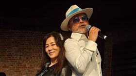 曹雨婷（左）與班鐵翔高歌（圖／記者鍾智凱攝）