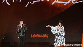 孫燕姿(右)被蒙在鼓裡，直到林俊傑上台才知道被設計（圖／翻攝孫燕姿燕窩官方微博）