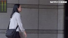 ▲罷免吳沛憶領銜人劉思吟等人被帶回台北市調查處。（圖／翻攝畫面）