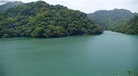 石門水庫,寶山水庫,寶二水庫,滿庫（圖／翻攝自《Shihmen Reservoir Live Cam 石門水庫即時影像》YT、翻攝自《水庫即時查APP》）