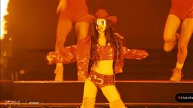 ▲JENNIE在火焰中登場。（圖／翻攝自Coachella YT）