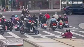 ▲北市朱男過馬路時隨機攻擊待轉區的機車騎士。（圖／翻攝畫面）
