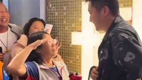 呂美玲在中國山東淄博市參訪時，收下一名自稱是解放軍的蘋果，甚至在得知對方的身分後，下秒直接伸出右手向對方敬禮，讓台灣網友全看傻。（圖／翻攝自Thread@ahai_haiang）