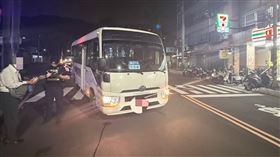 行人遭科技廠通勤專車撞飛現場。（圖／翻攝畫面）