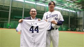 ▲侯友宜訪日率團前往埼玉西武獅棒球隊主場西武巨蛋參訪，並西武獅第4順位指名的台灣強打林冠臣相見歡。（圖／新北市府提供） 