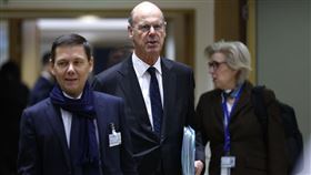 法國財政部長隆巴德 (中) （Eric Lombard）（中）。（圖／美聯社／達志影像）