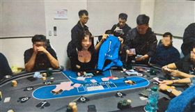 爆乳荷官吸引大批賭客前來。（圖／翻攝畫面）