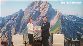 行政院長卓榮泰今（14）日接見英國駐台辦事處代表包瓊郁。(圖/記者盧素梅攝影)