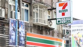 7-ELEVEN更換新招牌（2）統一超表示，因應全球7-ELEVEN商標更新，未來新開門市會使用全新設計，既有門市也將逐步更換。圖為新北市新莊區一間7-ELEVEN便利商店換新招牌。中央社記者鄭清元攝  113年6月26日