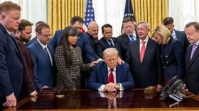 ▲川普曾說「要懂得跟鱷魚作朋友」，前臺師大所長夏學理教授痛批川普自己就是鱷魚、土匪圖片。（圖／翻攝自 Donald J. Trump ig） 