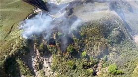 火舌不斷從山林間竄出，場面十分驚悚。（圖／翻攝畫面）