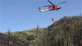 直升機吊掛水袋，協助從空中灑水來滅火。（圖／臺北市政府消防局提供）