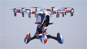 2025年世界博覽會上，HEXA飛行車在駕駛員雙手騰空、未觸碰操縱桿的情況下飛行。（圖／美聯社／達志影像）