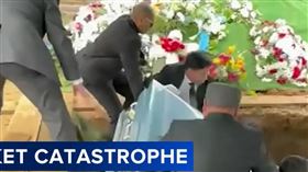 抬棺下葬，墓地瞬間塌陷，亡者兒慘摔被棺木壓住（圖／翻攝自X平台 @ABC7 News）)
