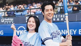 苗可麗（左）、胡宇威擔任開球嘉賓。（圖／富邦悍將提供）