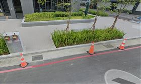 ▲台中豐原某社區住戶私畫紅線，害民眾被開罰單去申訴。（圖／翻攝Google maps）