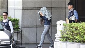 北市幽靈連署案  李孝亮母親等證人移送北檢北檢偵辦幽靈連署案，查出民進黨立委吳思瑤、吳沛憶罷免案的罷免團體疑偽造提議書，14日搜索約談罷免吳沛憶領銜人李孝亮等6名被告。檢調另通知李孝亮母親（中）等人作證，下午陸續移送至北檢複訊。中央社記者翁睿坤攝  114年4月14日