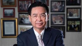 ▲吳釗燮於擔任外交部長時期的何姓助理涉共諜案。陳君偉律師分析：自己人弄自己人更傷。（圖／翻攝自X@josephwutw）