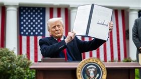 ▲川普曾說「要懂得跟鱷魚作朋友」，前臺師大所長夏學理教授痛批川普自己就是鱷魚、土匪圖片。（圖／翻攝自Donald J. Trump ig）