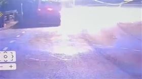 公車自撞紅綠燈，現場一度出現許多火光，場面相當驚悚。（圖／翻攝畫面）