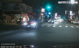 引擎蓋上有一個人影呈現坐姿，詭異行徑讓路人難以置信。（圖／翻攝自WoWtchout - 地圖型行車影像分享平台）