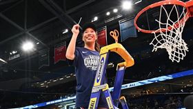 ▲康乃狄克大學冠軍後衛凱特琳（Kaitlyn Chen）父母都是台灣移民，今年WNBA選秀在第3輪第5順位被金州女武神挑中，成為台裔中選第一人。（圖／翻攝自IG @kaitlyn.chen）