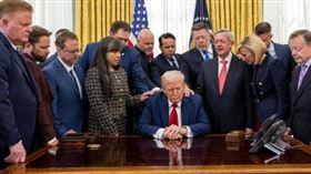 ▲川普曾說「要懂得跟鱷魚作朋友」，前臺師大所長夏學理教授痛批川普自己就是鱷魚、土匪圖片。（圖／翻攝自 Donald J. Trump ig） 