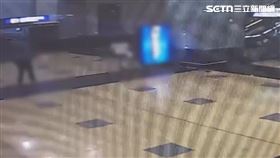 ▲北市楊姓軍人在南港車站內偷拍女高中生裙底風光。（圖／翻攝畫面）