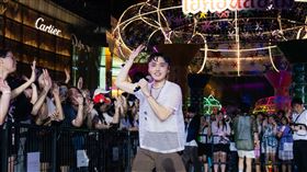 展榮與現場觀眾擊掌合照（圖／星展娛樂提供）