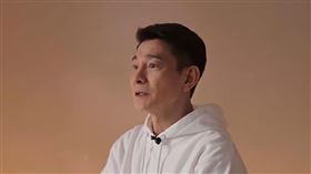 劉德華坦言險些摔進升降舞台裡，是演唱會最危險的一次。（圖／翻攝自抖音）