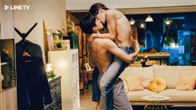 《獨佔接班人》徐瑋澤（左）壁咚朴靖恆深情告白（圖／LINE TV提供）