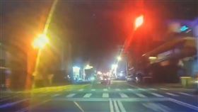 宜蘭警一路追捕拒檢車輛，順利逮捕2男並起獲毒品送辦。（圖／翻攝畫面）