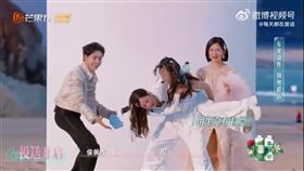 管樂抱起侯佩岑轉圈、滿場跑，眾人嚇壞。（圖／翻攝自微博）