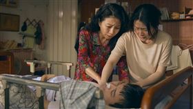 《啥人顧性命》詮釋家庭面對沉重的生活與照護壓力。（圖／公視台語台提供）
