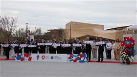 大阪世博剪綵典禮大阪世博上午8時30分在會場東口舉行開幕剪綵典禮，日本國際博覽會協會會長、經團連會長十倉雅和（左6）、日本世博大臣伊東良孝（右4）、經濟產業大臣武藤容治（左5）、防衛大臣中谷元（右4）、大阪府知事吉村洋文（左1）、國際展覽局祕書長凱爾肯澤斯（左2）等人出席。中央社記者記者楊明珠大阪攝    114年4月13日