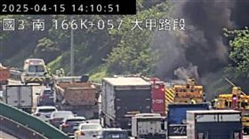 小貨車全面燃燒。（圖／翻攝國道即時影像）